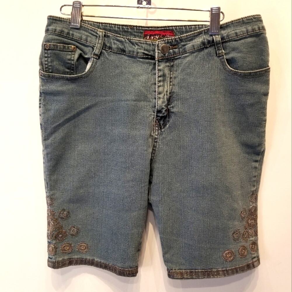 TNY Datrick Jeans High Rise Denim Shorts  Bermudas Embroidered Stretch Size 34